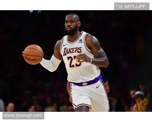 詹姆斯在湖人对热火的精彩扣篮瞬间引发全场欢呼与热烈讨论 詹姆斯在湖人对热火的精彩扣篮瞬间引发全场欢呼与热烈讨论